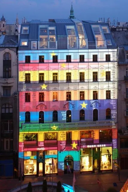 European House in Budapest: light art installation for the 50th anniversary of the signing of the Treaty of Rome: photograph 3 of 23 in the archive's gallery