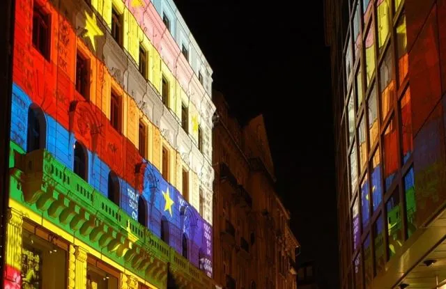 European House in Budapest: light art installation for the 50th anniversary of the signing of the Treaty of Rome: photograph 17 of 23 in the archive's gallery