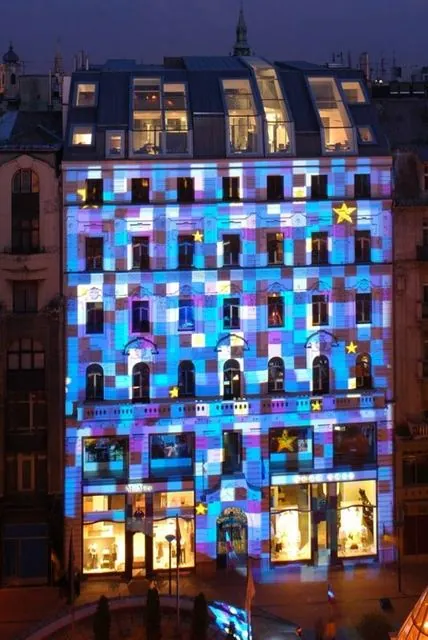 European House in Budapest: light art installation for the 50th anniversary of the signing of the Treaty of Rome: photograph 2 of 23 in the archive's gallery