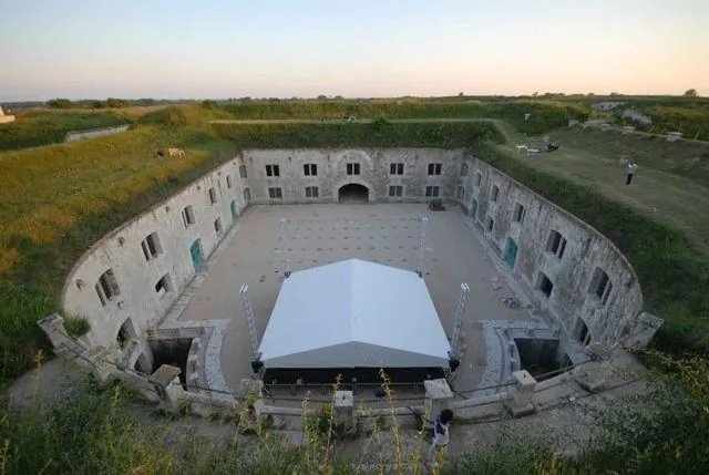 Fénybe borult erőd, Komárom, 2006. június: az archívum galériájának 7. fényképe (19 közül)