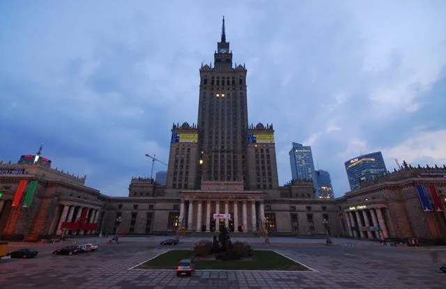The Palace of Light and Art: An Urban Intervention, Warsaw, 2006, seven days: photograph 7 of 25 in the archive's gallery